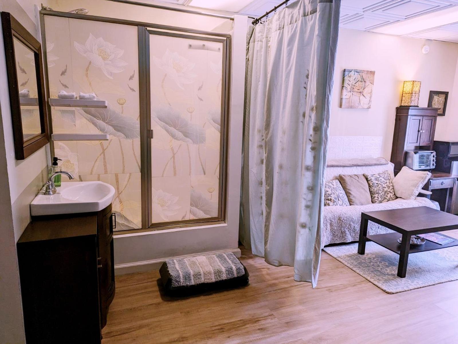 Uptown Area, Cozy King Suite, Quiet And Private, Free Parking, Walk To Restaurants Charlotte Exterior photo
